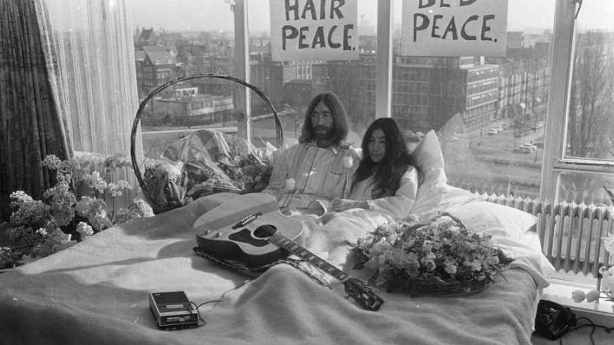 John Lennon y Yoko Ono compartiendo cama en 1969 / FOTO: Eric Koch, Anefo, licencia CC0.