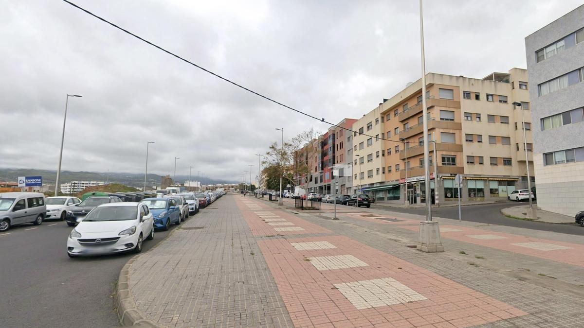 Los bomberos sofocan un incendio en el último piso de un bloque de viviendas en Telde