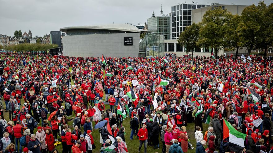 Bruselas, 5 oct (EFE).- Una marea de personas vestidas de rojo llenó este domingo las calles de Ámsterdam para exigir al Gobierno neerlandés "medidas concretas para detener el genocidio israelí y la ocupación de Palestina".EFE/EPA/KOEN VAN WEEL