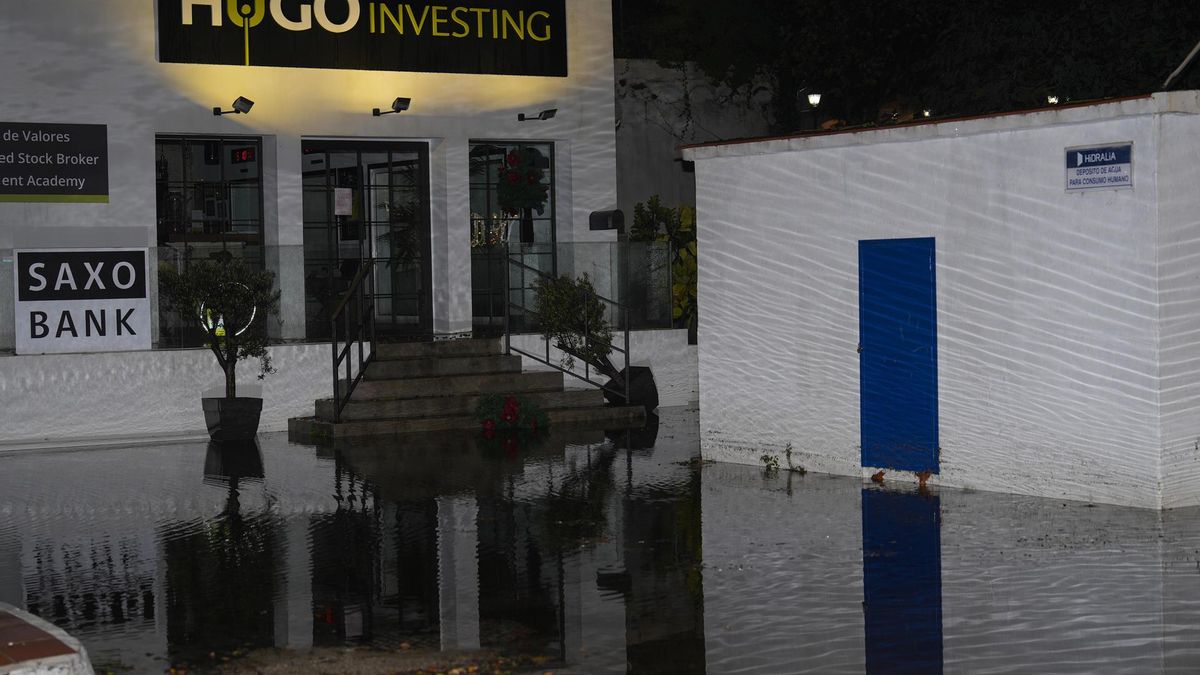 Zona inundada en el Bulevar PrÍncipe de Hohemlohe, en Marbella, tras el temporal que está afectando este sábado a varias localidades malagueñas.