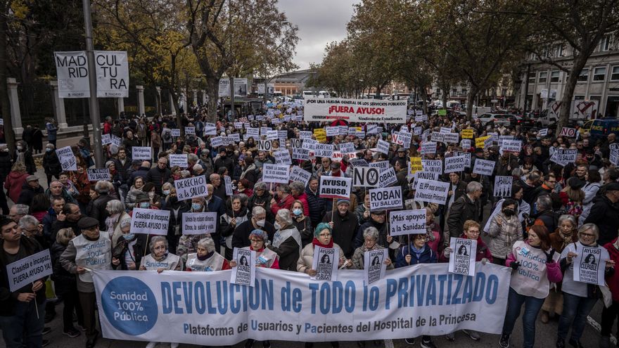 Carteles en defensa de la sanidad publica durante la manifestación en Madrid.