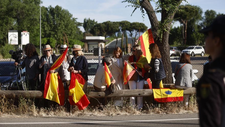 Medio centenar de personas arropan al emérito en su vuelta a Zarzuela: "Todos cometemos errores"