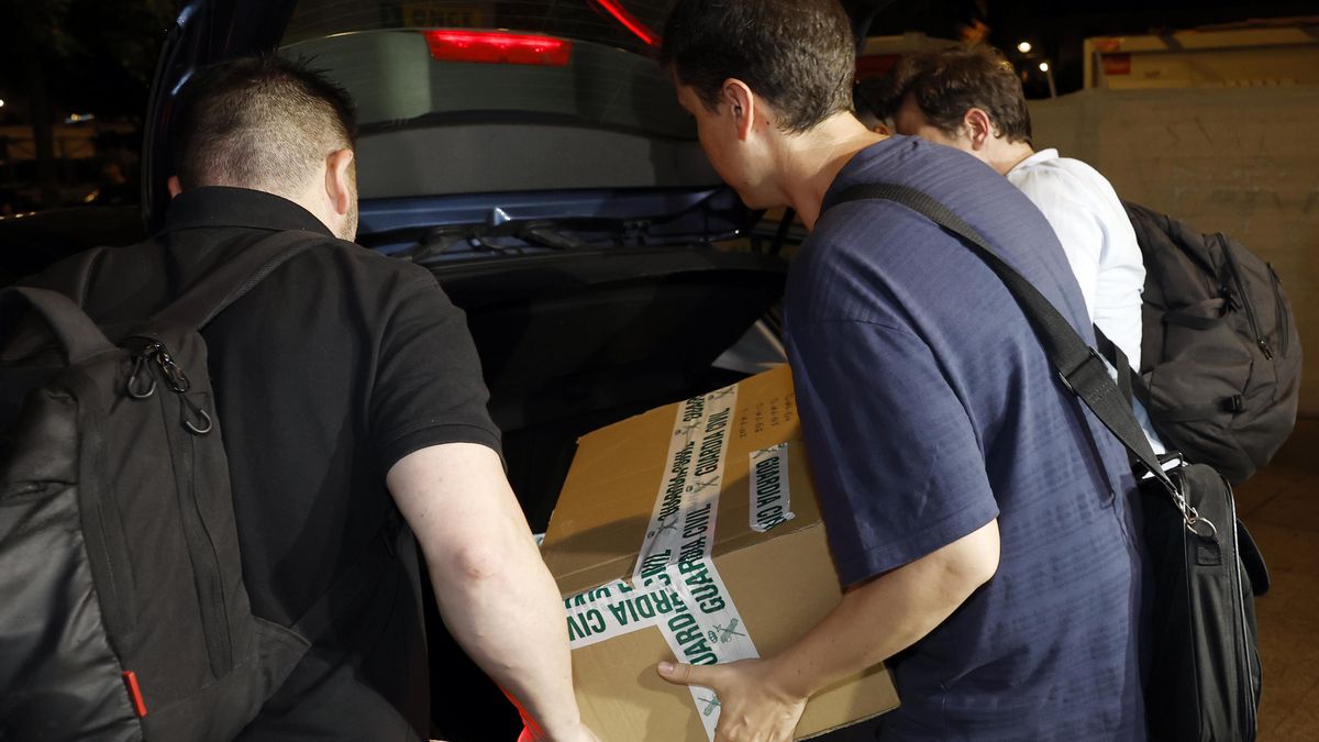 Pruebas 4, 5 6 y 7 de la empresa Servinabar 2000, metidas en un vehículo de la Guardia Civil, el martes 10 de junio en Pamplona