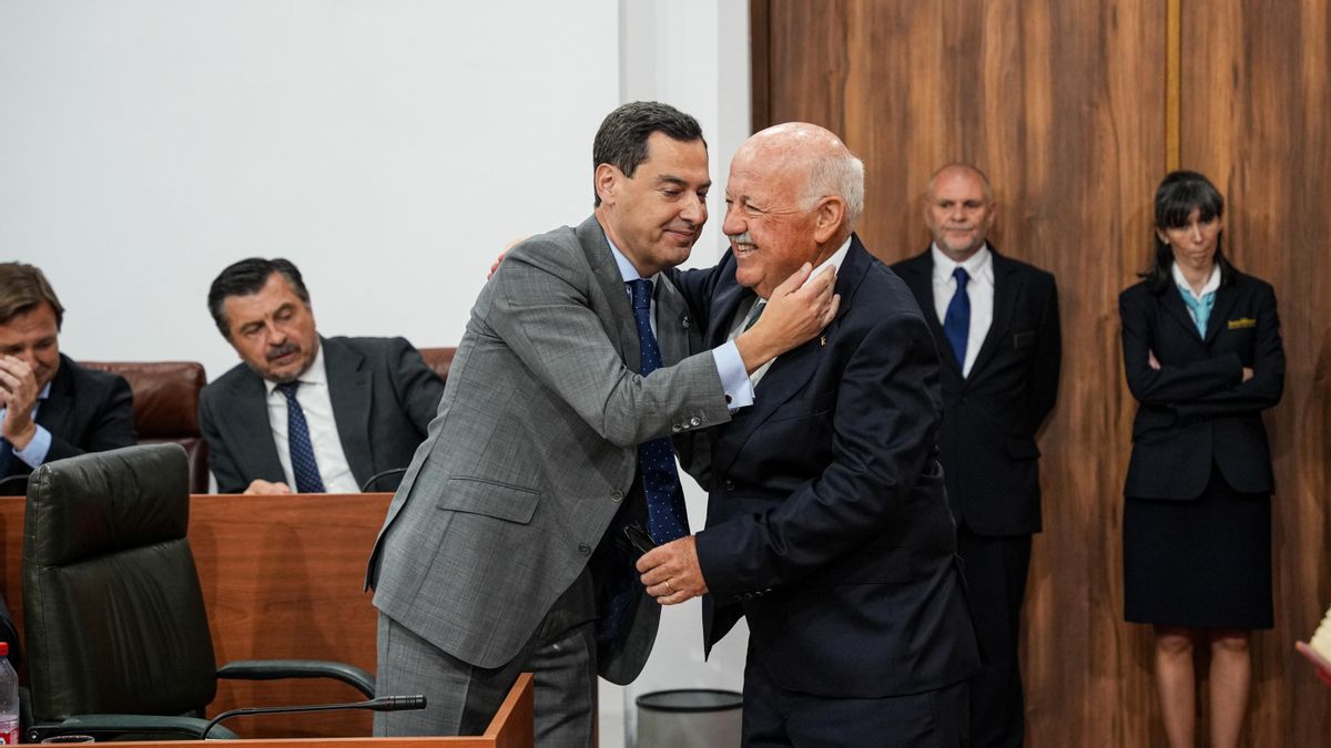 Juanma Moreno, presidente andaluz en funciones, felicita a Jesús Aguirre, reelegido presidente del Parlamento en la XIII legislatura.