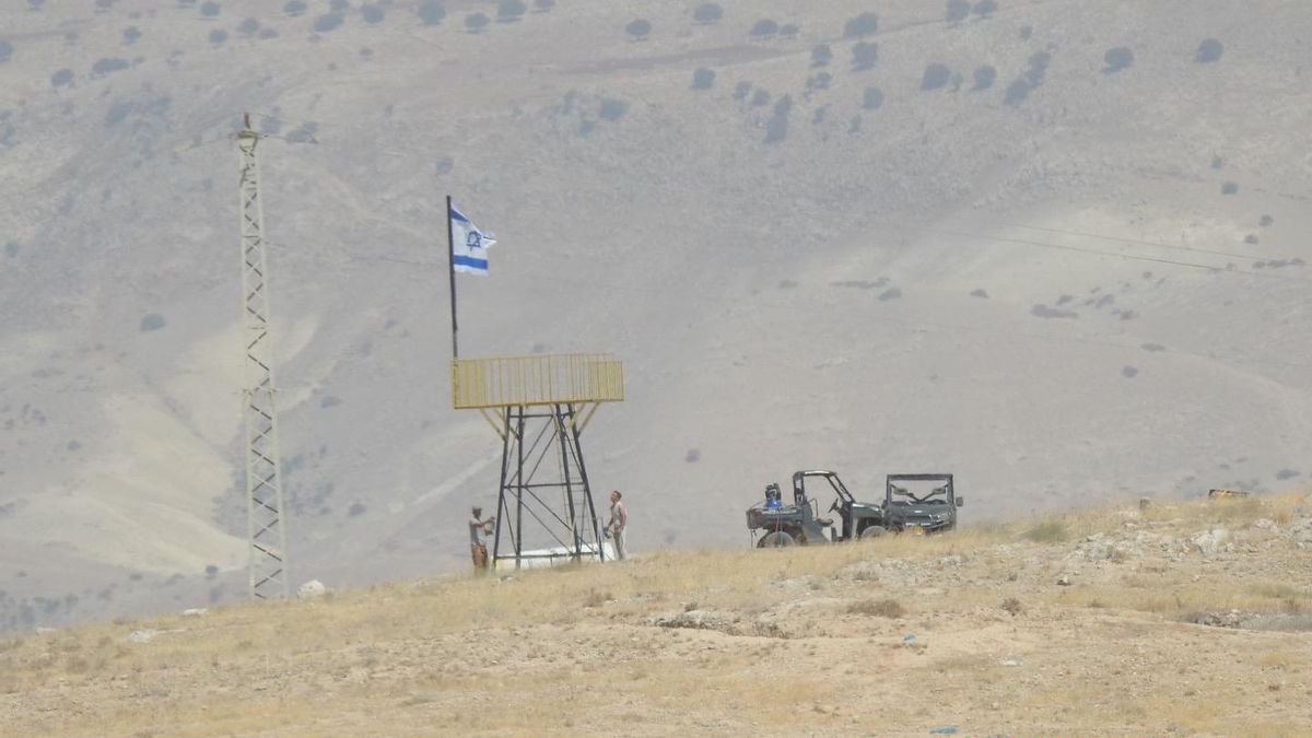 Colonos israelíes construyendo una plataforma de observación en una colina con vistas a Farsia, localidad del Área C en Cisjordania