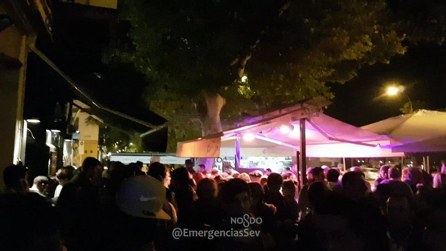 Archivo - Imagen de archivo de locales abarrotados en Sevilla