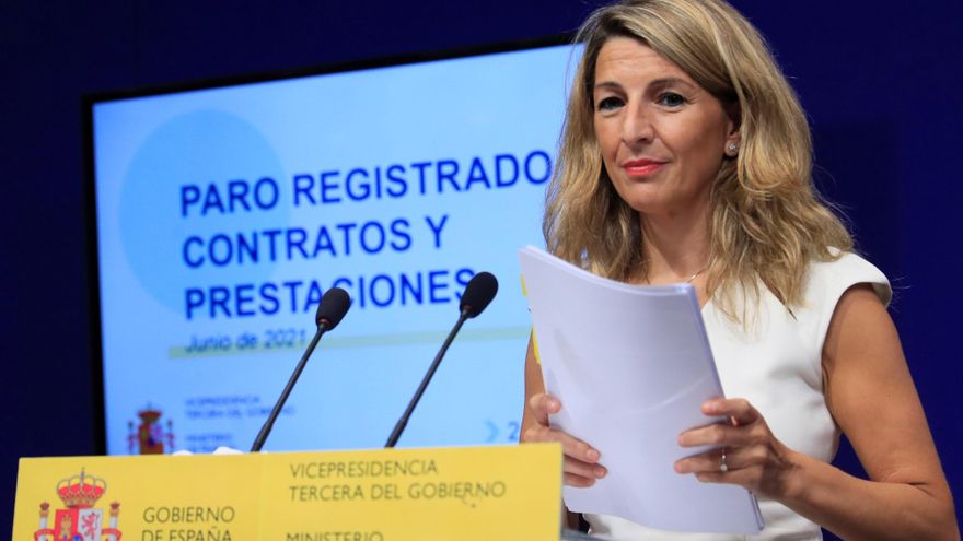 La vicepresidenta tercera y ministra de Trabajo, Yolanda Díaz, durante la rueda de prensa ofrecida este viernes , para comunicar los datos de paro registrado y de afiliación a la Seguridad Social de junio. EFE/Fernando Alvarado