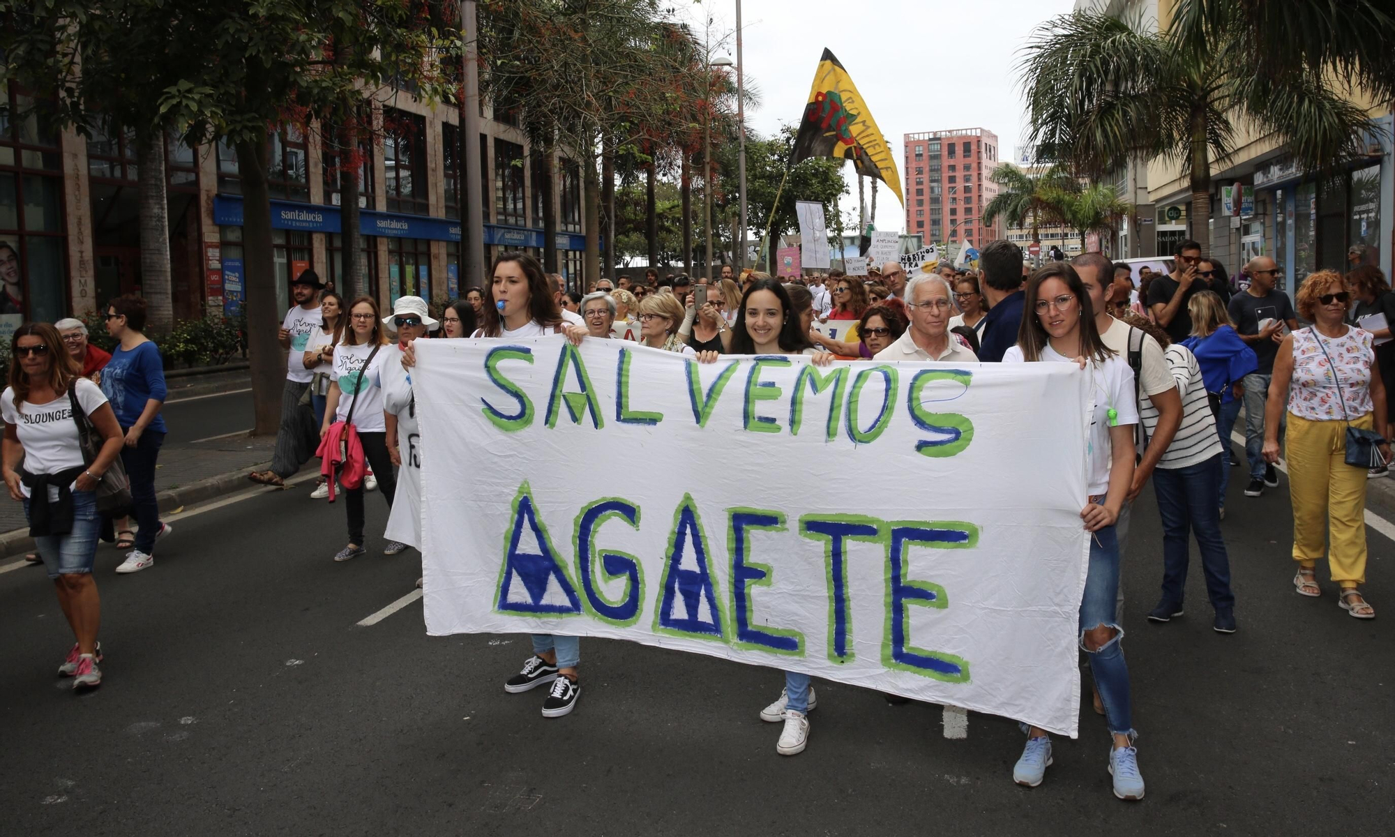 'Salvemos Agaete', aclamaba un grupo de manifestantes este sábado.
