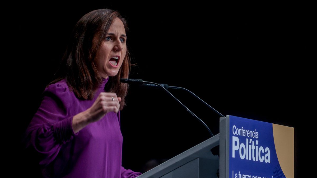 La secretaria general de Podemos y ministra de Derechos Sociales y Agenda 2030, Ione Belarra, interviene durante una Conferencia Política del partido, en el Círculo de Bellas Artes, a 4 de noviembre de 2023, en Madrid (España).