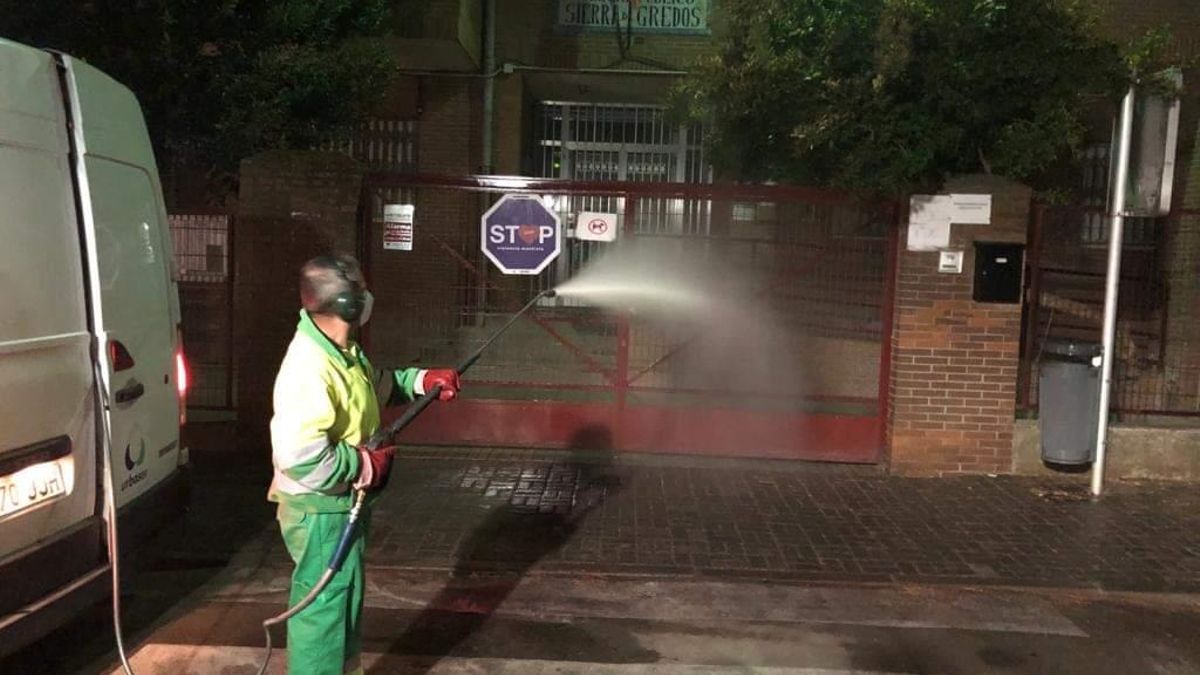 Un operario municipal desinfecta la entrada de un colegio en Navalmoral de la Mata