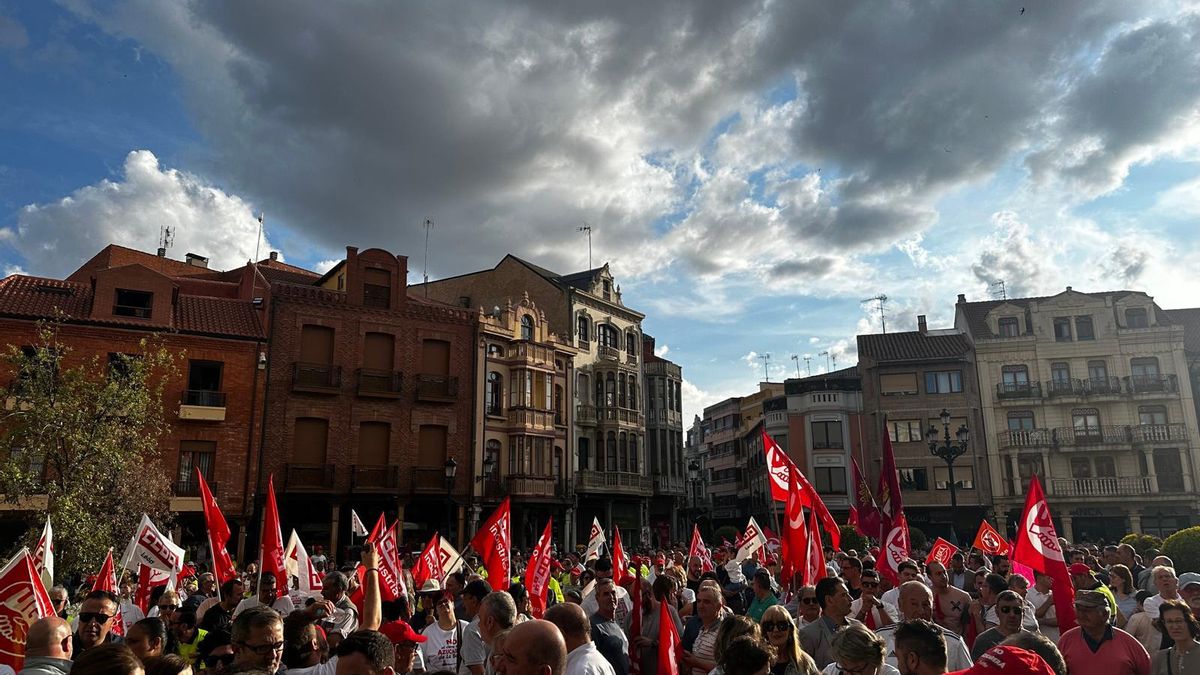 Concentración en la Plaza Mayor de La Bañeza contra el cierre de la Azucarera