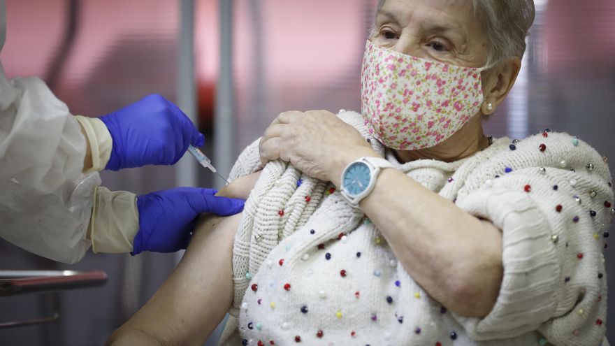 Madrid empieza a vacunar a los mayores de 70 que lo piden en los centros de salud, al margen del sistema de cita previa