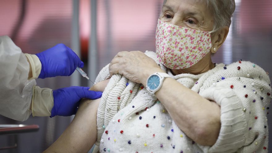 Vacunación de mayores en un centro sanitario de Madrid