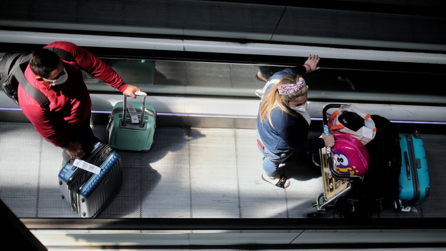Pasajeros con maletas en la terminar T4 del Aeropuerto Adolfo Suárez Madrid Barajas, en Madrid