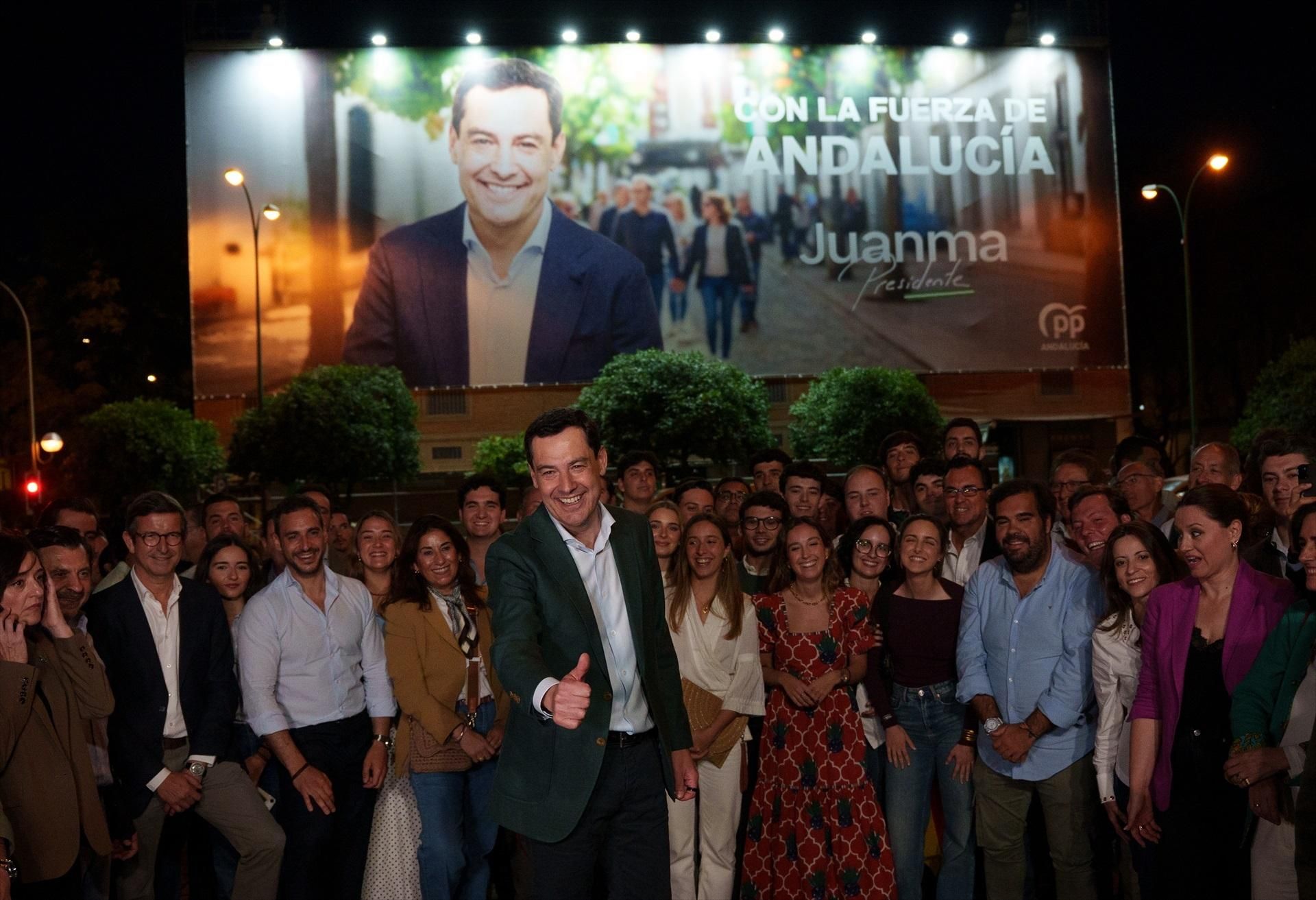 Juan Manuel Moreno, en el arranque de campaña ante su cartel.