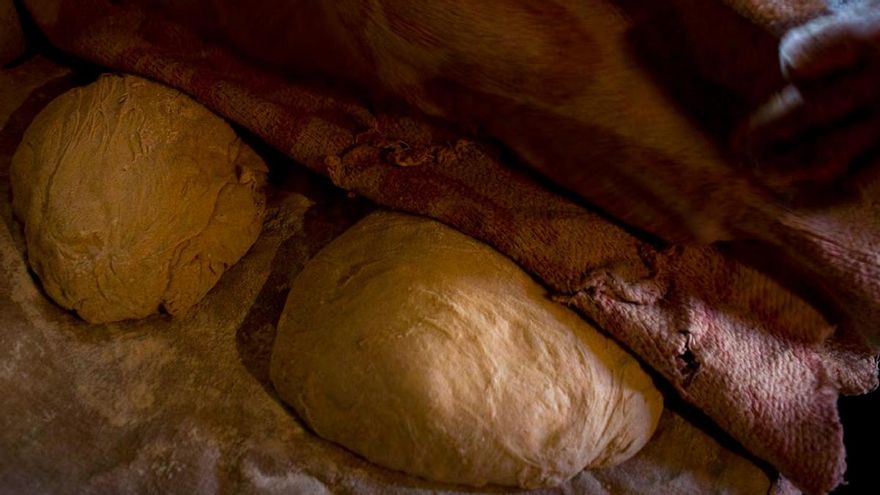 Pese a la moda urbana de hacer pan en casa, atizada por la pandemia, en los pueblos ya apenas quedan hogares en los que las mujeres sigan haciendo el pan y arropen la masa como lo hace Inés, en el Aliste zamorano.