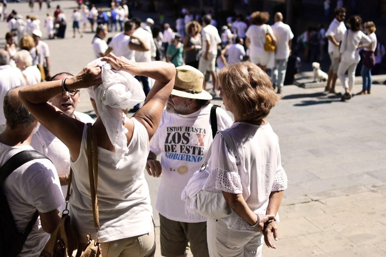 Asistentes a las concentración en Las Palmas de Gran Canaria para reclamar diálogo con Catalunya. (Sabina Ortega).