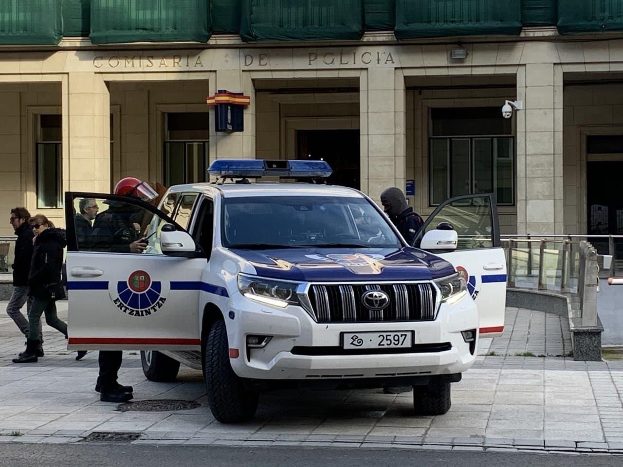 Agentes de la Ertzaintza, junto a una comisaría de la Policía Nacional en Vitoria