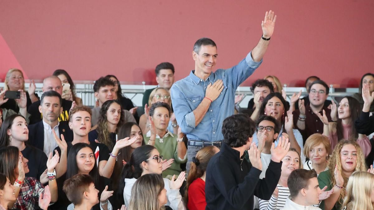 El secretario general del PSOE y presidente del Gobierno, Pedro Sánchez, durante un acto de precampaña del PSOE, en La Térmica Cultural de Ponferrada, este domingo.