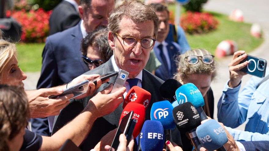 Archivo - El presidente del PP, Alberto Núñez Feijóo, ofrece declaraciones a los medios