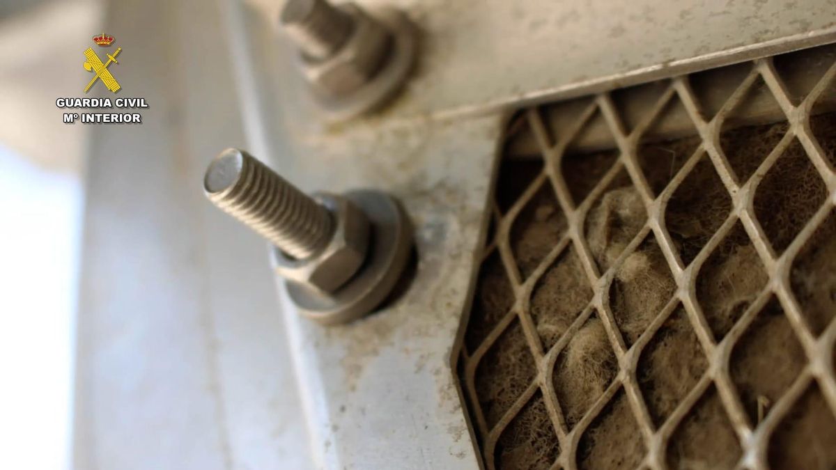 Rejilla por la que accedieron al interior del aerogenerador.