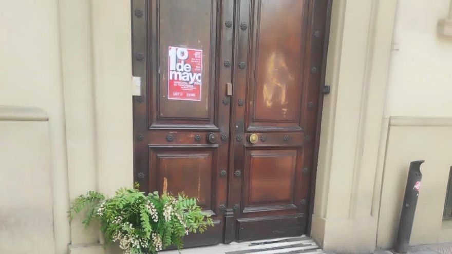 UGT León sufre un ataque fascista con la pintada de una esvástica en su puerta el Primero de Mayo