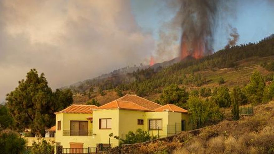 Una casa cerca de la zona de erupción del nuevo volcán de La Palma