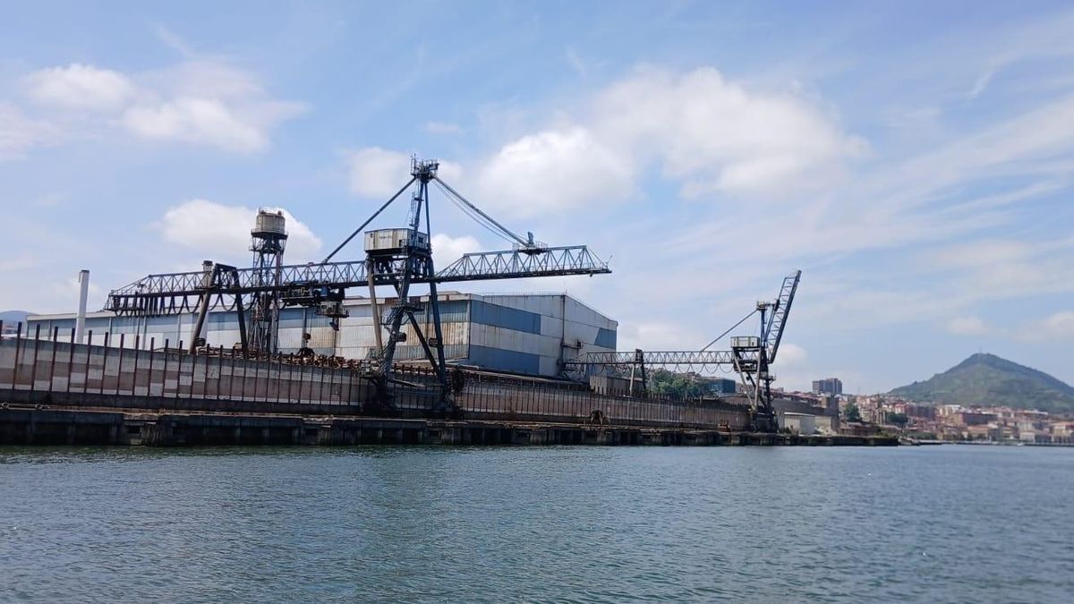 Dos trabajadores heridos por quemaduras tras una descarga eléctrica en la planta de Arcelor en Sestao