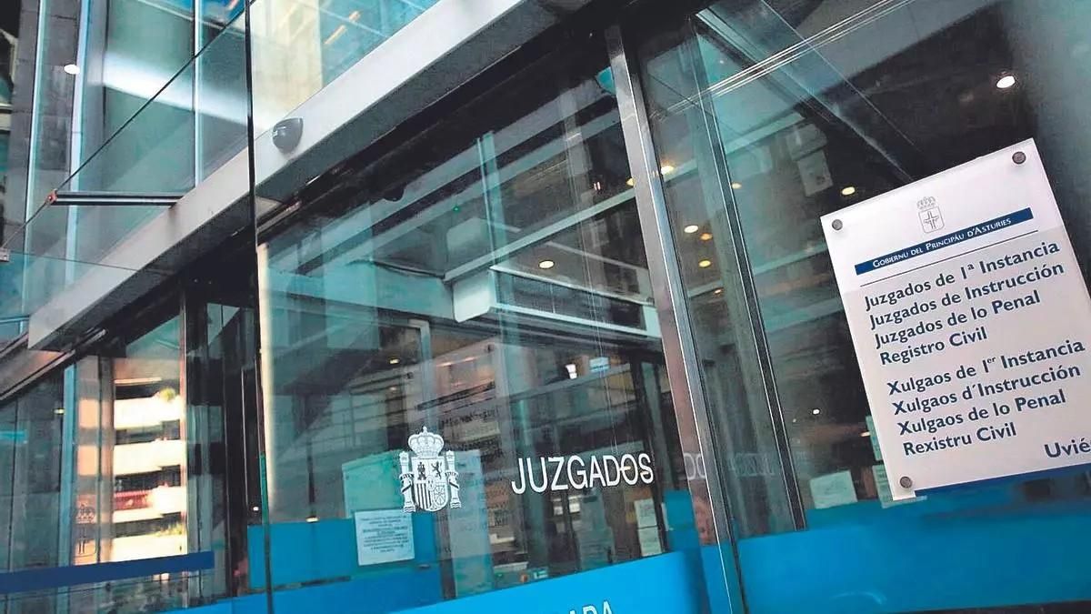 El riesgo de fuga y la reiteración delictiva llevan a la Fiscalía a pedir prisión para el acusado del doble crimen de Oviedo