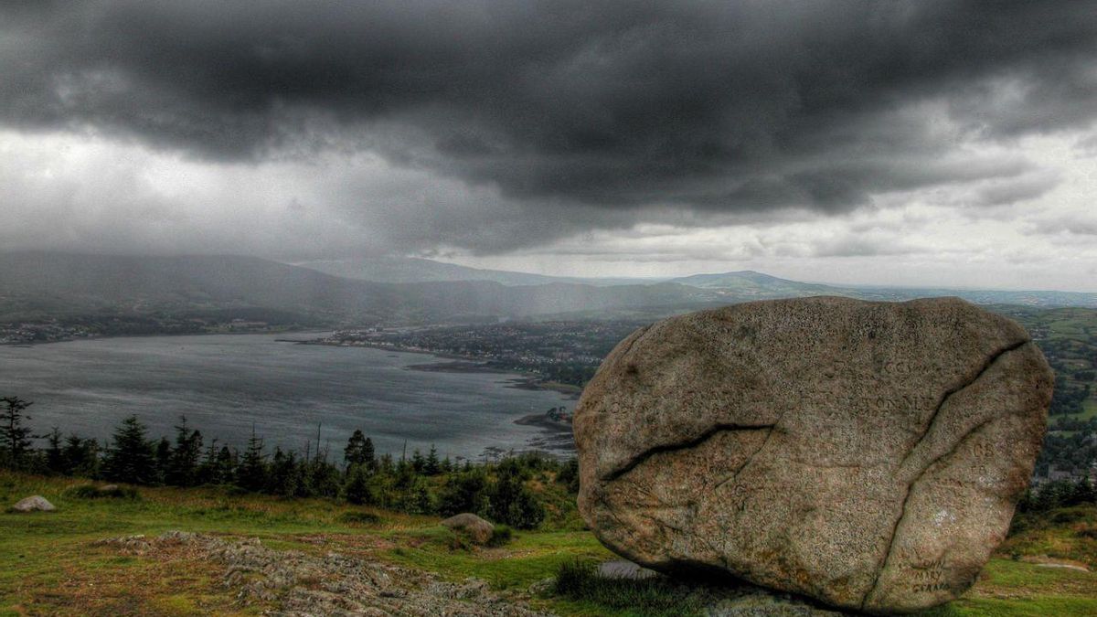 La Piedra de Cloughmore corona una de las colinas de Rostrevor Forest. Según la tradición., esta gran roca de origen glaciar fue arrojada hasta aquí por el gigante Fionn mac Cumhail.