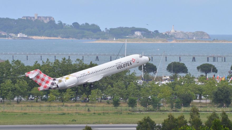 Archivo - Un avión de Volotea en el aeropuerto 'Seve Ballesteros'