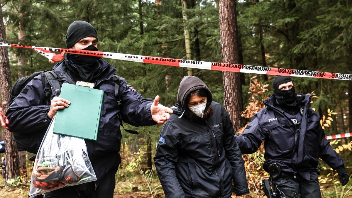 La policía desmantela una acampada ecologista contra la ampliación de la gigafactoria de Tesla en Alemania