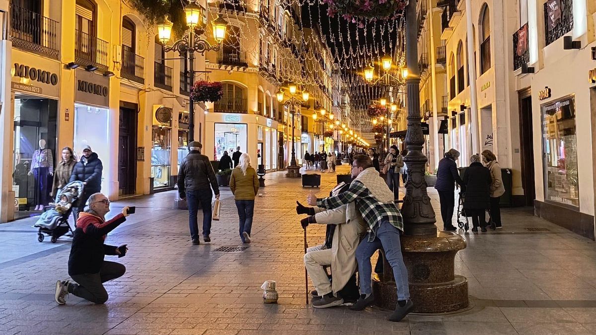 El hombre sin cabeza en la calle Alfonso I de Zaragoza.