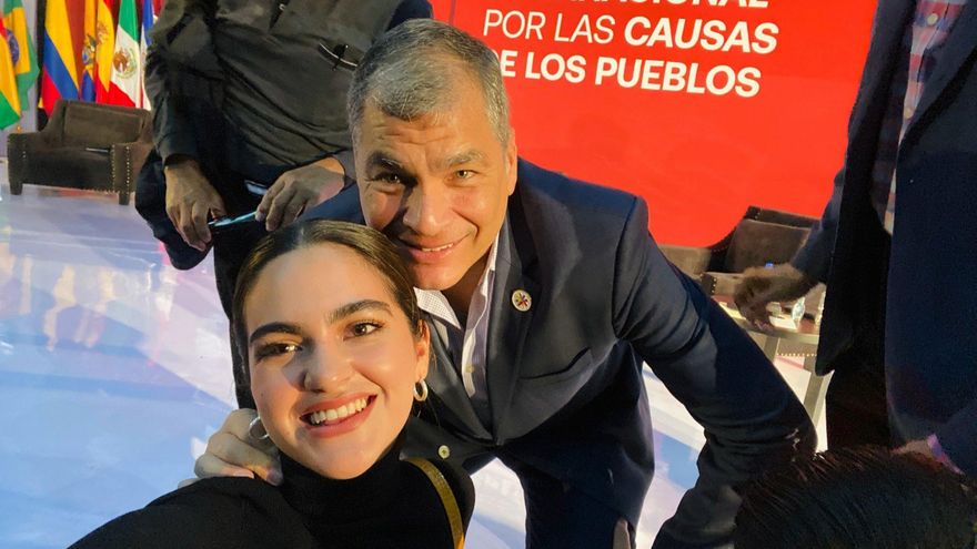Andrea Chávez con el expresidente de Ecuador, Rafael Correa, el 30 de noviembre pasado