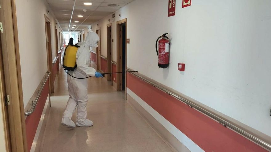 Personal de la UME desinfectando una residencia de mayores en Navarra