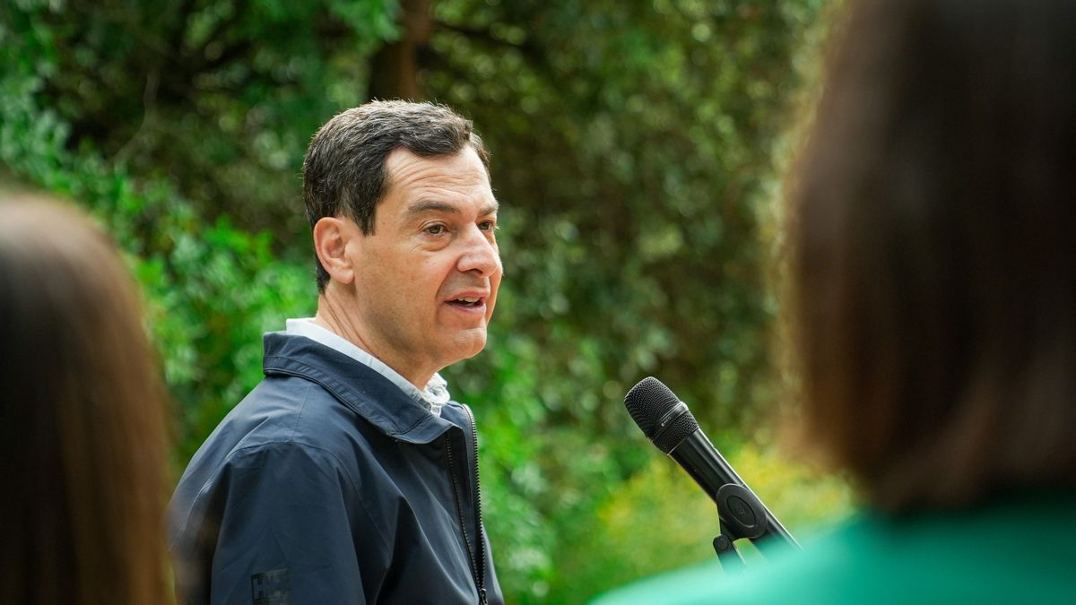 Juanma Moreno recorre el sendero de la fase 3 del Cinturón Verde de Córdoba junto a representantes del PP andaluz