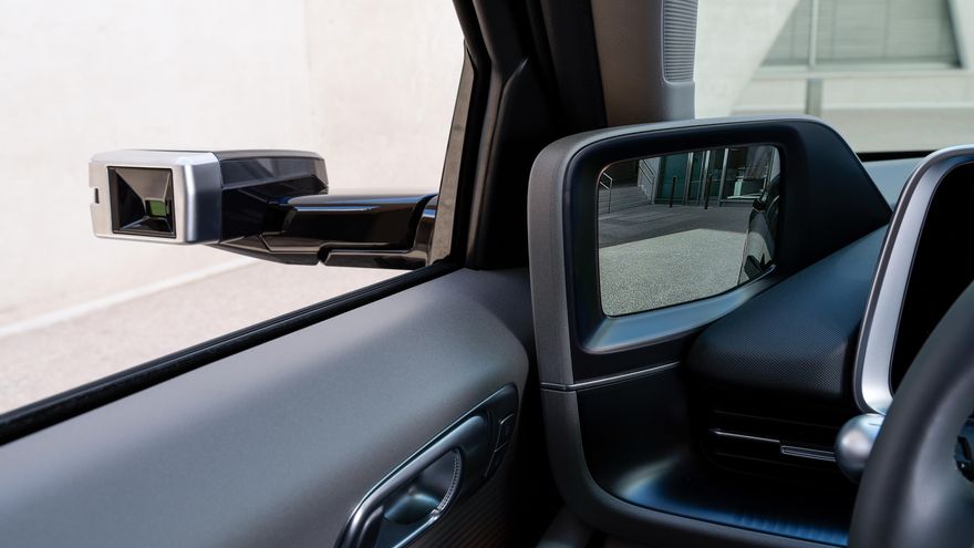 Las imágenes de los espejos retrovisores digitales del Ioniq 6 se muestran en sendos monitores ubicados en los extremos del salpicadero.