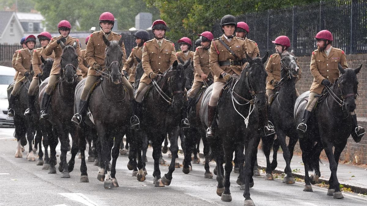 Miembros de la caballería de la Guardia Real se preparan para recibir a Donald Trump en Windsor, Inglaterra.