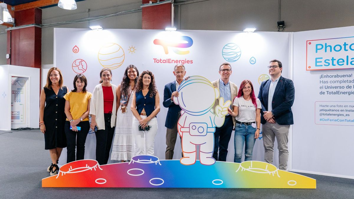 Inaguración del espacio de TotalEnergies en FIDMA. De izquierda a derecha: Beatriz Fernández, Idoia González, Leticia Castrillón, Paula Sánchez, Susana Cima (Directora de Marketing, Marca y Comunicación), Javier Sáenz de Jubera (Presidente), Luis Girbes (Director de Ventas Presenciales), Rocío Pontijas y Bruno Fernández.