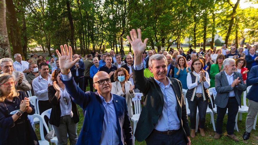 El presidente de la Xunta arranca la campaña junto a Baltar tras su segundo plantón a la jueza por conducir a 215
