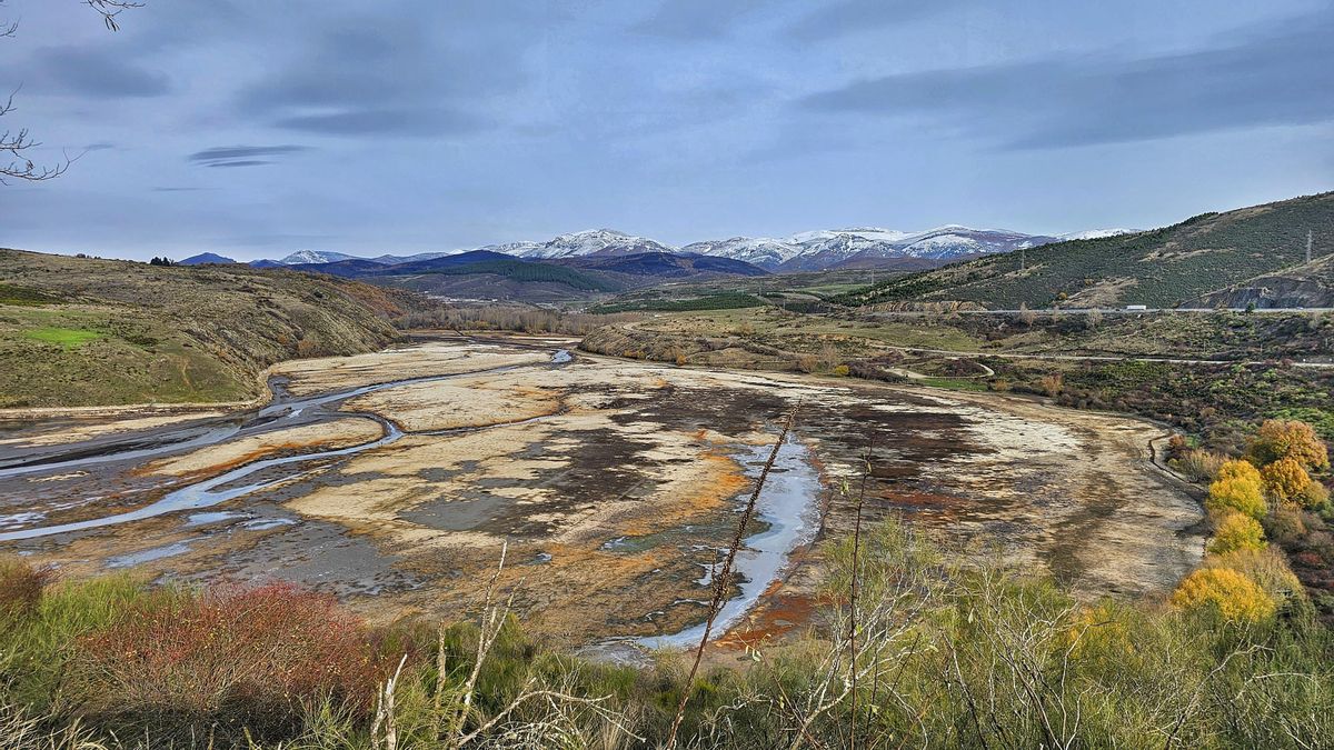 El pequeño embalse de León que puede visitarse seco por primera vez en años