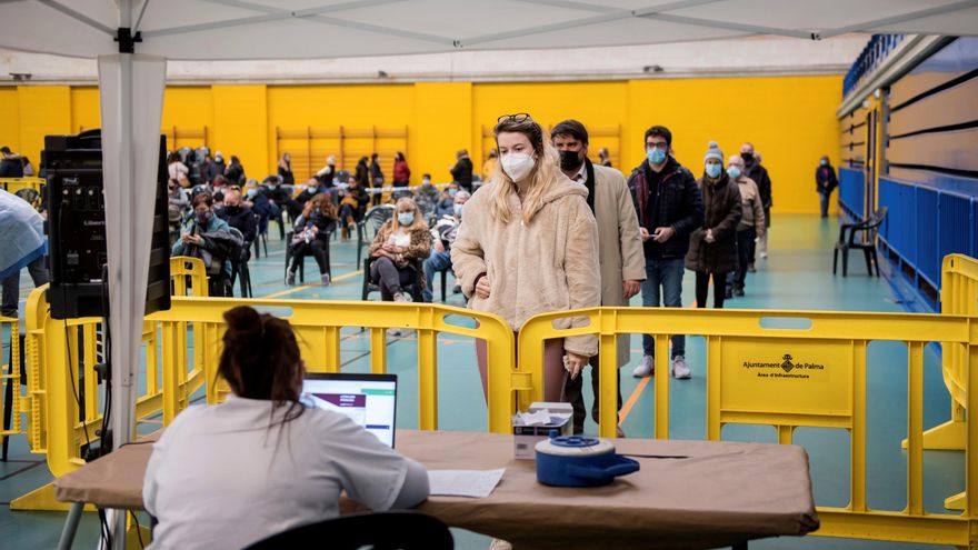 Varias personas esperan su turno para las pruebas de coronavirus en el cribado poblacional organizado por la Conselleria de Salud en el barrio del Rafal Nou de Palma de Mallorca en el polideportivo Germans Escales este lunes. EFE/Atienza