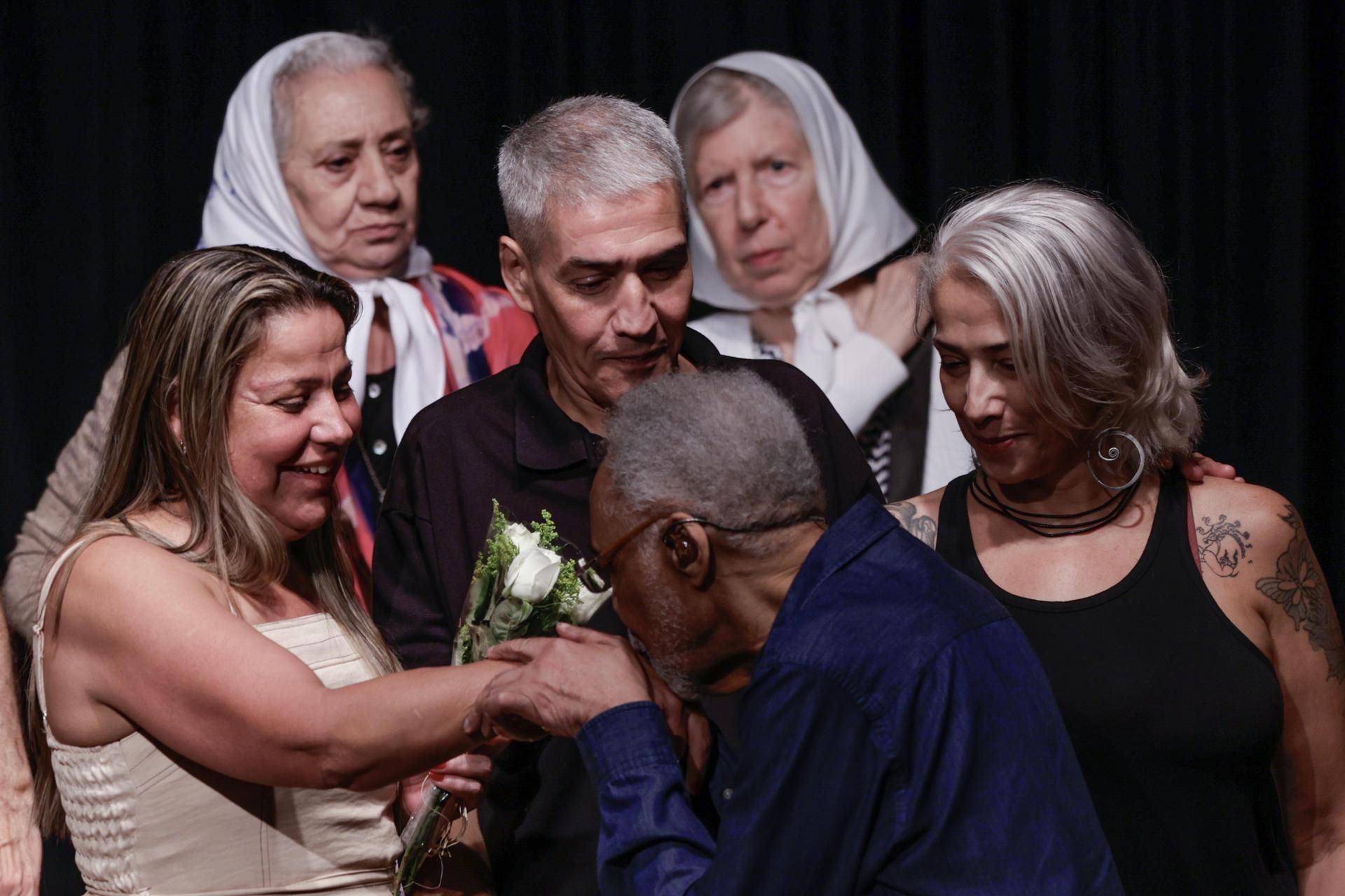 Gilberto Gil entregó flores a los hijos del pianista Tenório Jr durante el homenaje en presencia de Madres de Plaza de Mayo