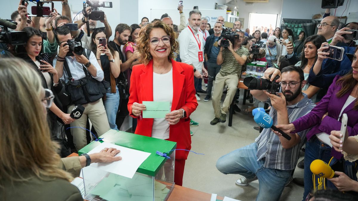 El PSOE toca fondo en Andalucía y se consuela con la pérdida de la mayoría absoluta del PP