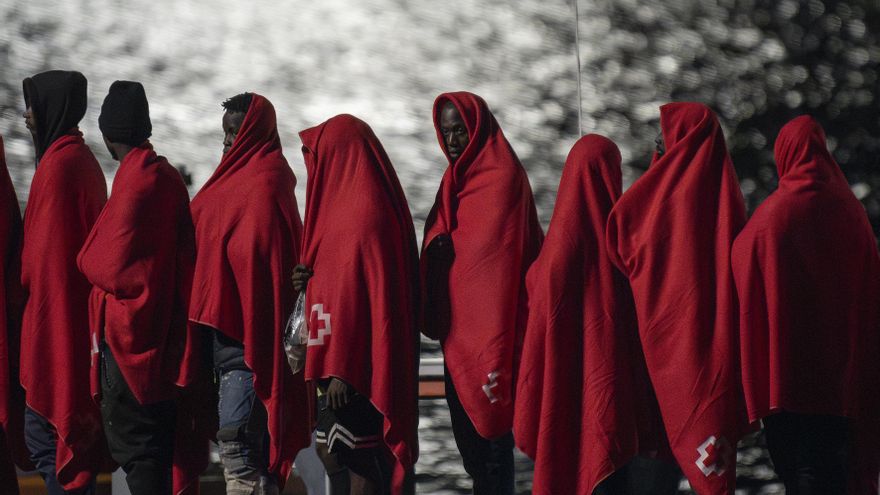 Más de cien personas pasan la noche en el muelle de Arrecife tras una jornada trágica en la ruta canaria