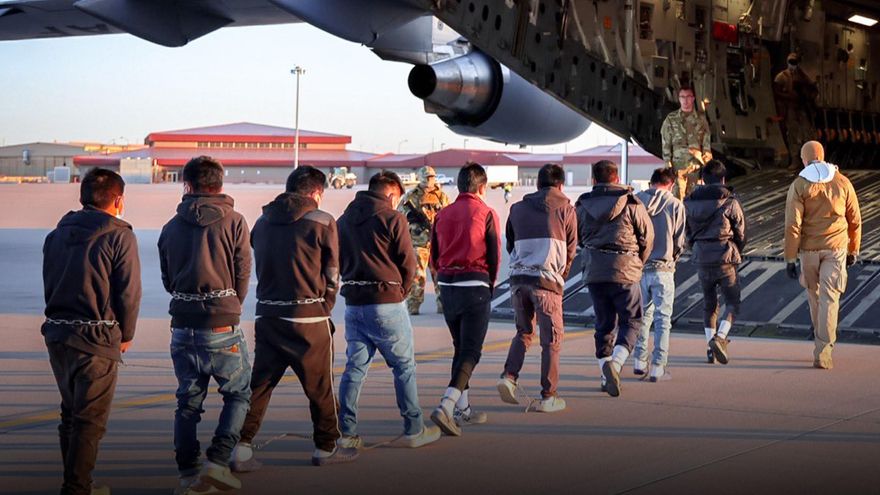 La administración Trump ya detuvo a más de 500 inmigrantes y deportó a "centenares"