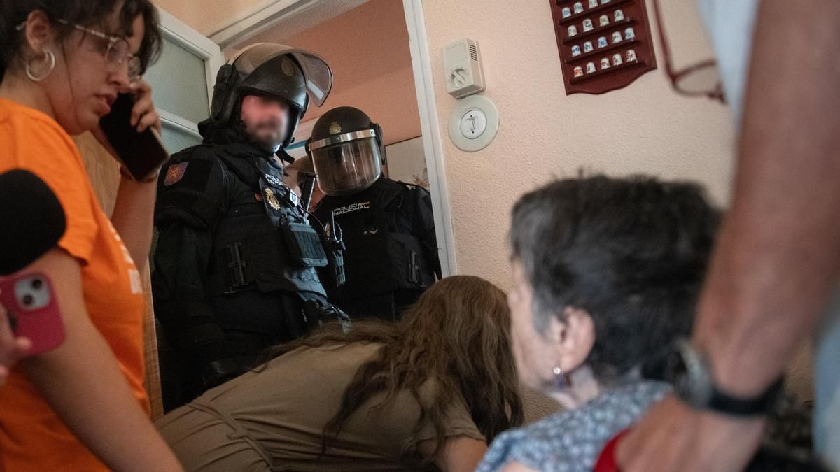 La policía saca a Maricarmen de su casa, a 23 de septiembre de 2026, en Madrid (España).