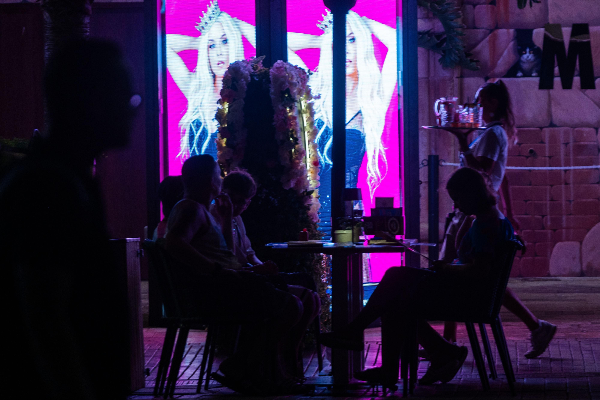 Ocio en la Playa de Palma, donde la normalización del consumo de prostitución como un ocio más se percibe en grupos de jóvenes que llegan a Mallorca