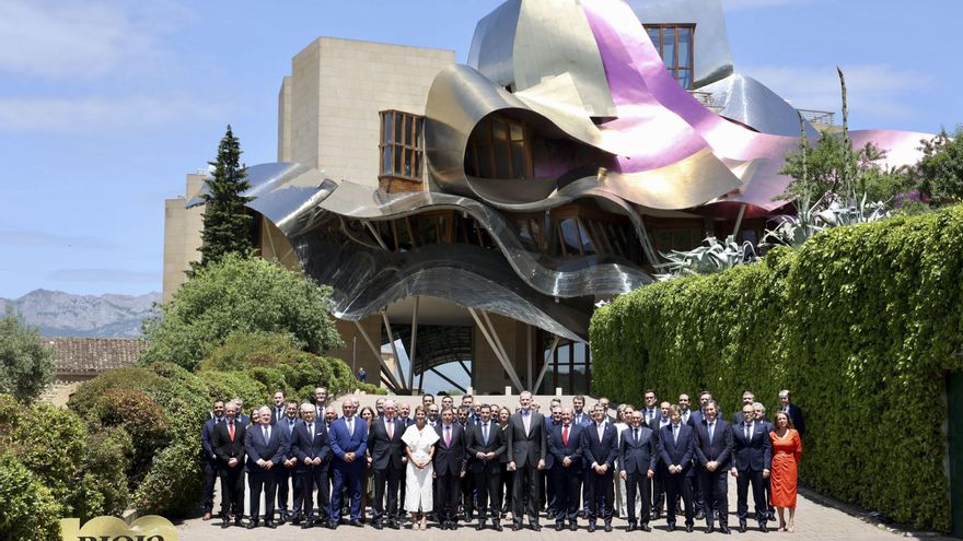 El rey inaugura una escultura que conmemora el centenario de la Denominación Rioja