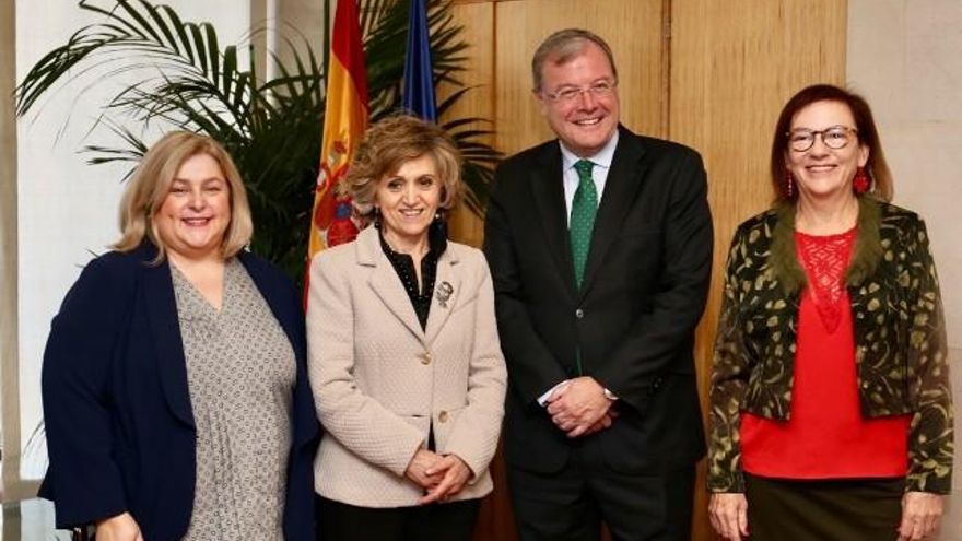 Silván junto a la ministra de Sanidad, María Luisa Carcedo (en el centro), hoy en Madrid.